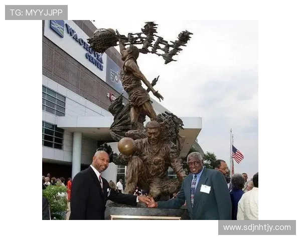 足球巨星的雕像背后故事与荣耀时刻的完美结合 足球巨星的雕像背后故事与荣耀时刻的完美结合