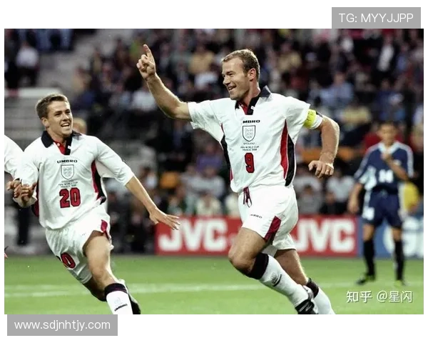 足球明星们的精彩瞬间合拍图片展现激情与友谊的完美结合 足球明星们的精彩瞬间合拍图片展现激情与友谊的完美结合