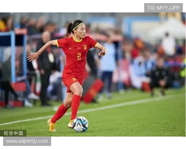 足球明星在野球场的精彩对决展现非凡技艺与激情碰撞的完美瞬间 足球明星在野球场的精彩对决展现非凡技艺与激情碰撞的完美瞬间