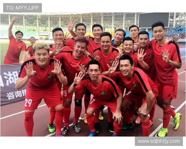 年轻帅气的足球明星们如何在绿茵场上展现魅力与风采